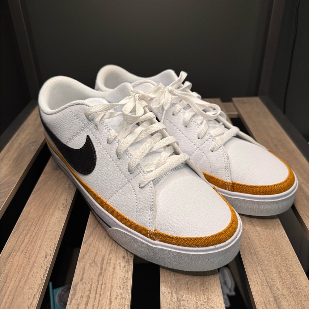 Nike Blazes Court Legacy Womens Size 12.5, Mens Size 11